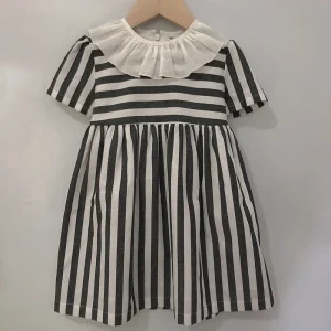 Robe d’été pour enfant coton et lin rayures noires et blanches col rond manches courtes vêtement intemporel fille garçon usage quotidien ou occasionnelle Robe d’été pour enfant coton et lin rayures noires et blanches col rond manches courtes vêtement intemporel fille garçon usage quotidien ou occasionnelle