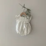 Combinaison bébé fille rayures vintage à col volanté tissu doux style moderne classique