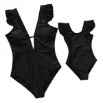 Maillot de bain maman et fille en tissu synthétique swimsuit une pièce black volants épaules style européen usage plage piscine été