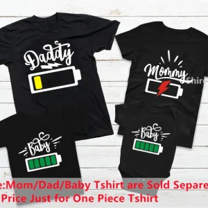 Ensemble Tshirts Famille Énergique Papa Maman Bébé Design Batterie Humoristique en Coton Noir Ensemble Tshirts Famille Énergique Papa Maman Bébé Design Batterie Humoristique en Coton Noir