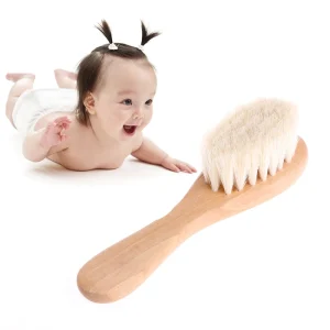 Brosse à cheveux bébé en bois manche nylon doux peigne masseur tête nouveauné accessoire poussette éveil bébé Brosse à cheveux bébé en bois manche nylon doux peigne masseur tête nouveauné accessoire poussette éveil bébé