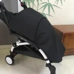 Poussette pliable Baby Yoya design moderne compact aluminium polyester noir blanc bébé ville Usage facile transport.