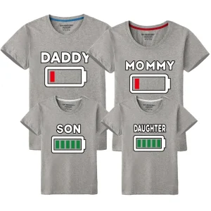 Teeshirts assortis famille batterie coton Daddy Mommy Son Daughter design humoristique tshirts décontractés été Teeshirts assortis famille batterie coton Daddy Mommy Son Daughter design humoristique tshirts décontractés été