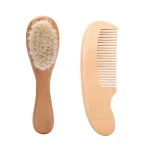 Brosse à cheveux en bois naturel pour bébé peigne doux pour nouveauné accessoire de soin écoresponsable design minimaliste