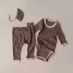 Pyjama bébé fille 3 pièces ensemble vêtements nuit body manches longues pantalon et bonnet assorti coton doux motifs fleurs style moderne