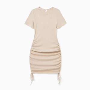 Ensemble de tenue abricot assortie pour la famille robe froncée maman tshirt rayé papa et garçon haut fille barboteuse bébé style casual été