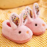 Chaussons enfants design lapin doux intérieur rose pastel conforturable salle jeu chambre enfants 46 ans