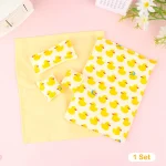 Ensemble de literie pour maison de poupée housse de coussin canards souriants tissu doux décoration chambre enfant accessoire jouet style joyeux qualité premium