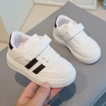 Chaussures de sport enfants 46 ans blanches semelle souple antidérapante mode 2025 croquettes et boucles style tendance décontracté