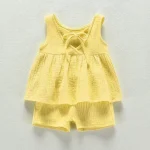 Tenue estivale bébé fille ensemble top et short tissu doux couleur jaune style moderne ajustement confortable vêtement bébé fille 04T