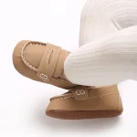 Chaussures de première marche bébé fille mocassins slipon en cuir PU semelle antiglissante style moderne décontracté couleur unie beige clair