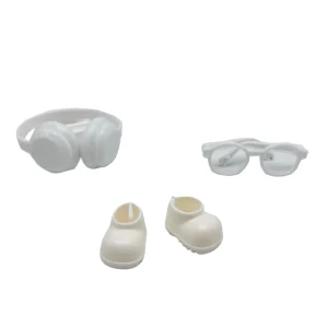 Set d&rsquo;accessoires miniatures en plastique blanc pour poupées 3 pièces casque lunettes chaussures jouets en miniature pour enfants fun et durable