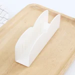 Organisateur documents bureau fiche plastique blanche support vertical étagère papiers minimaliste rangement bureau professionnel