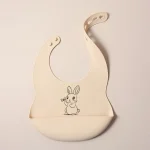 Bavoir en silicone pour bébé lapin en dessin animé beige poche intégrée bavoir réutilisable doux et sécuritaire pour nourrissons