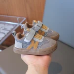 Chaussures enfants antiglisse durable confort semelle souple style moderne 13 ans velcro couleur grise beige brun