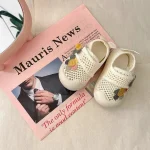 Chaussures de marche bébé orteils coiffés anticoup de pied fleur brodée maille respirante été filles beige