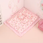 Ensemble lit miniature pour maison de poupée 1:12 4 pièces drap couette oreiller housse de couette style rose romantique jouet éducatif pour enfant