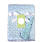 Couverture bébé douce polaire bleu clair texture points relief confort sommeil poussette lit bébé Lange serviette bain accessoire chambre enfant