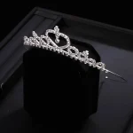 Diadème en métal argenté avec cristaux scintillants pour mariage fête accessoire élégant mode glamour bijou en cœur occasion spéciale style européen