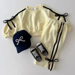 Ensemble vêtements bébé 05 ans sweatshirt jaune pastel  pantalon assorti casquette à nœud sneakers coton polyester confort moderne style décontracté
