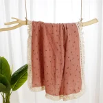 Foulard en mousseline de coton rose saumon dentelle motifs floraux accessoire bébé portage écharpe textile confort style bohème