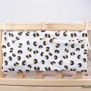 Organisateur mural bébé berceau motif léopard tissu coton rangement pratique chambre enfant style chic