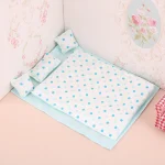 Ensemble literie miniature pour maison de poupée 4 pièces couette drap oreiller bleu clair décoration intérieure idéal enfant ou collectionneur style ludique