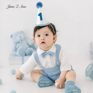 Costume anniversaire bébé garçon 1 an accessoire photo chapeau pom chemise bleue bretelles noeud papillon chaussettes tenue style messieurs polyester soft Guangdong Costume anniversaire bébé garçon 1 an accessoire photo chapeau pom chemise bleue bretelles noeud papillon chaussettes tenue style messieurs polyester soft Guangdong