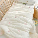 Couverture pour lit bébé en peluche doux motifs lapins literie bébé chambre enfant hypoallergénique 4 saisons lavable en machine qualité premium