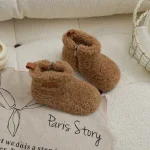 Bottines en peluche pour bébé fille chaussons chauds hiver 2025 doux et confortables brun clair design moderne.usage intérieur 13 ans