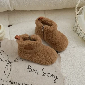 Bottines en peluche pour bébé fille chaussons chauds hiver 2025 doux et confortables brun clair design moderne.usage intérieur 13 ans
