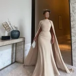 Robe de soirée longue sur mesure style rétro satin sans manches décolleté haut silhouette sirène train occasion formelle