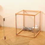 Étagère en bois et verre pour gamelles de chat ou chien moderne minimaliste design épuré matériaux durables facile d&rsquo;entretien