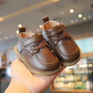Chaussures bébé style britannique printemps 2023 en cuir synthétique brun antidérapant confortables pour premiers marcheurs enfants fille garçon Chaussures bébé style britannique printemps 2023 en cuir synthétique brun antidérapant confortables pour premiers marcheurs enfants fille garçon