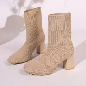 Bottines courtes en tricot pour femmes style moderne talons carrés semelle caoutchouc hiver 2025 couleur beige clair confortable et élégante Bottines courtes en tricot pour femmes style moderne talons carrés semelle caoutchouc hiver 2025 couleur beige clair confortable et élégante