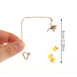 Épingle à nourrice en métal doré avec 3 canards en plastique jaune accessoire déco pour vêtements sacs ou chapeaux style ludique et fantaisiste