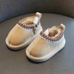 Chaussons bébé 2025Baby intérieur hiver confort doux cuir suédé fourrure doublure antidérapant beige rouge design moderne style élégant bébé fille garçon 13 ans