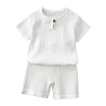 Ensemble vêtements enfant Koi Fairy 2 pièces short shirt coton gaufré blanc style minimaliste bouton bois bébé garçon fille summer