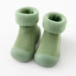 Chaussures bébé confort intérieur chaussons antidérapants semelle souple matériaux doux style moderne vert chaud