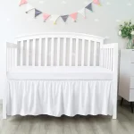 Lit de transition bébé avec jupon en tissu blanc design moderne style épuré matelas inclut 安全 durabilité esthétique chambre enfant
