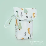 Sac à couches imperméable Forest Dream pochette pratique pour maman transport de couches accessoires bébé design nature portefeuille maman style moderne qualité premium 11×7.5×21.5 cm