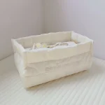 Panier de rangement bébé organizateur textile boîte de stockage literie articles pour bébé jouets caddie matelassé style moderne blanc crème message brodé usage nursery