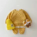 Ensemble vêtements bébé fille sweatshirt gaufré pantalon bonnet et chaussures 4 pièces coton style décontracté jaune fleuri confortable et ludique