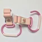 Crochet poussette bébé accessoires poussette cintre poussette support rangement style moderne matériau doux rose pastel design épuré sécurité bébé usage quotidien cadeau bébé