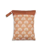 Coussin housse déco bébé motif arcenciel couleurs terreuses modern design intérieur style cosy confort domestique usage multiple