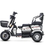 Scooter électrique tricycle 3 roues pour seniors et familles Mobilité sécurisée et confortable avec siège passager 3 places Design moderne et robuste blanc/noir/rouge