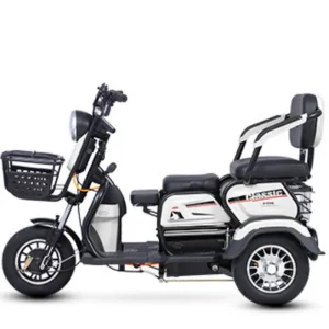 Scooter électrique tricycle 3 roues pour seniors et familles Mobilité sécurisée et confortable avec siège passager 3 places Design moderne et robuste blanc/noir/rouge