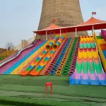 Aire de jeux extérieure avec toboggans colorés structure de glisse sécurisée pour enfants équipement de loisirs parc d&rsquo;attractions enfantปลอดภัย et durable