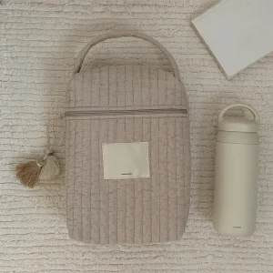 Sac isotherme pour poussette caddie et biberon tissu matelasse beige moderne minimaliste maman portage usage quotidien design pratique rangement protection aliments Sac isotherme pour poussette caddie et biberon tissu matelasse beige moderne minimaliste maman portage usage quotidien design pratique rangement protection aliments