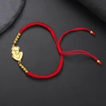 Bracelet en corde rouge et métal doré silhouette famille bijou cadeau maman papa enfant fête des mères père ajustable moderne